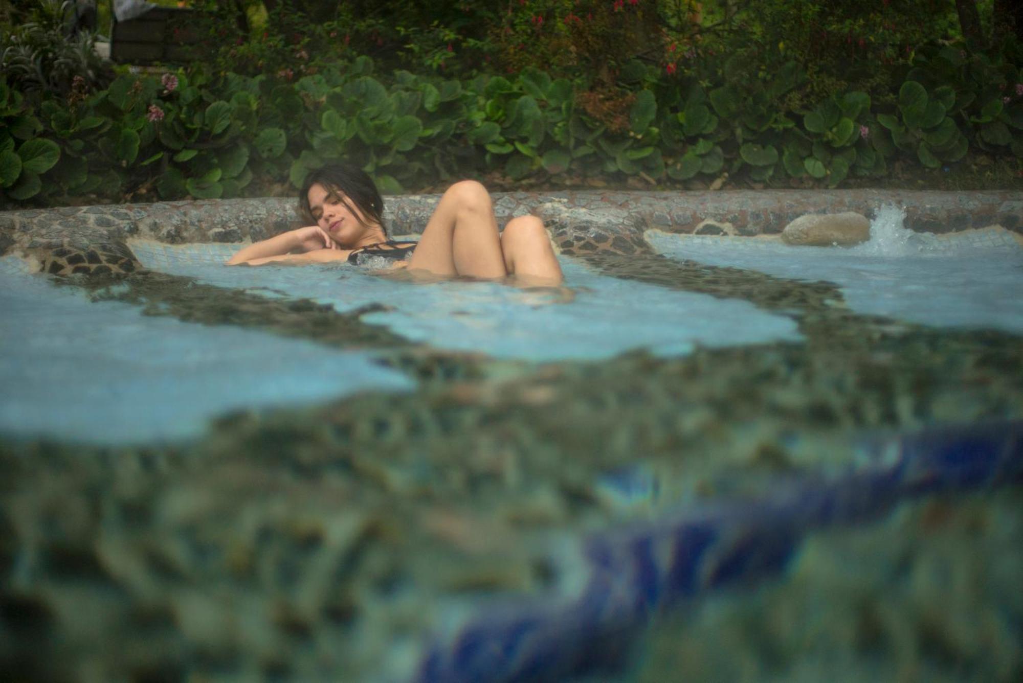 Termas De Papallacta Luaran gambar A woman bathing in the hot springs