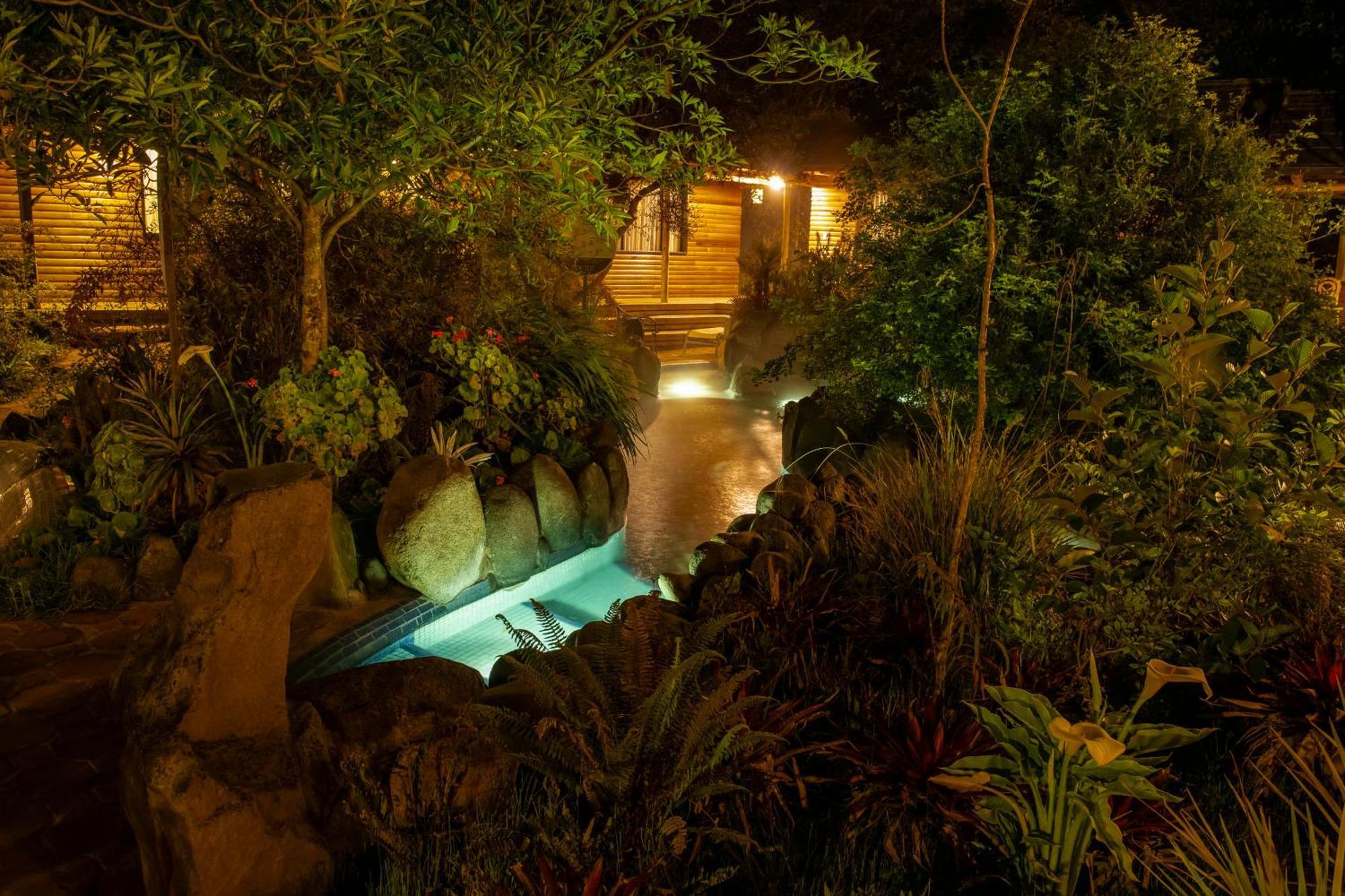Termas De Papallacta Luaran gambar The resort at night