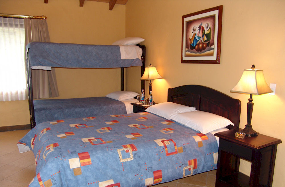 Termas De Papallacta Luaran gambar A bunk bed with a double bed